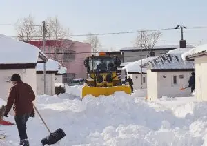 除雪による地域貢献！独居老人宅の除雪に参加中 | 北海道千歳市 北斗サービス