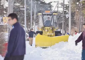 除雪による地域貢献！独居老人宅の除雪に参加中 | 北海道千歳市 北斗サービス