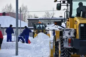 除雪による地域貢献！独居老人宅の除雪に参加中 | 北海道千歳市 北斗サービス